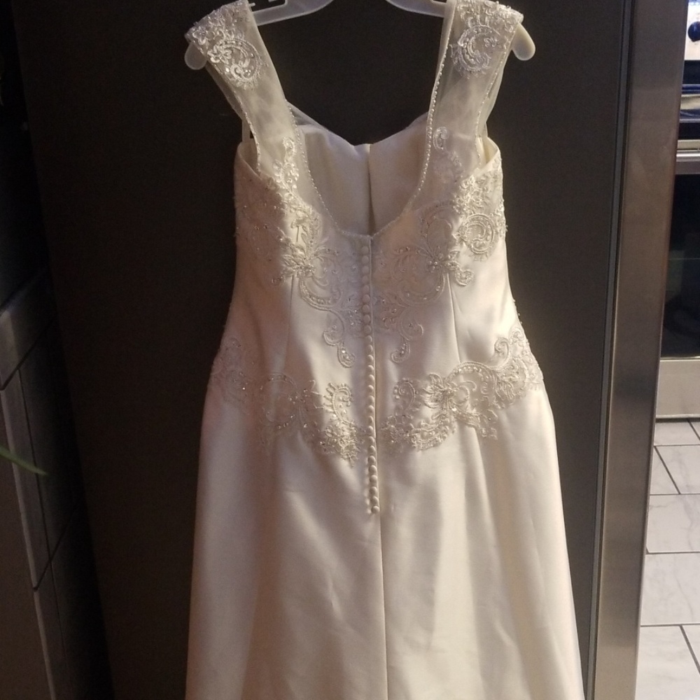 Jewel by David's Bridal A line wedding dress - Picture 4 of 8
